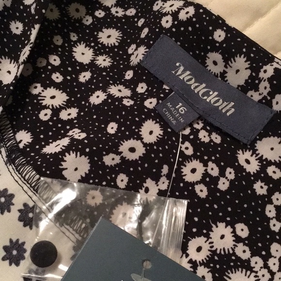 Black and white floral fit and flare dress - Picture 5 of 6